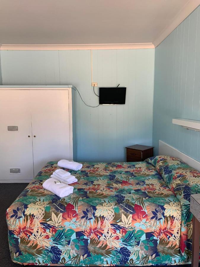 Outback Quarters Motel Hay And Restaurant Екстериор снимка