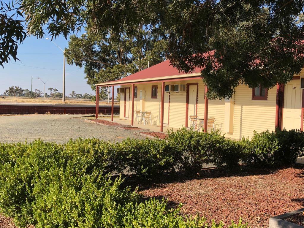 Outback Quarters Motel Hay And Restaurant Екстериор снимка